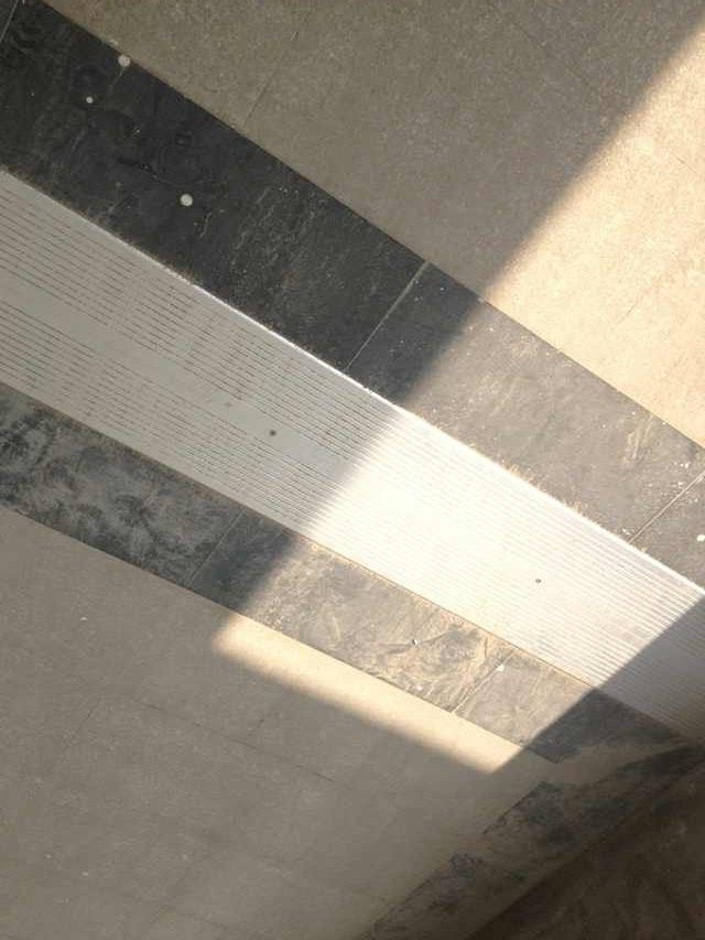 金属盖板型变形缝实物图